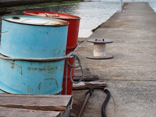 港に不法投棄されたドラム缶