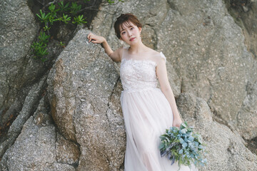 岩場にいる花嫁