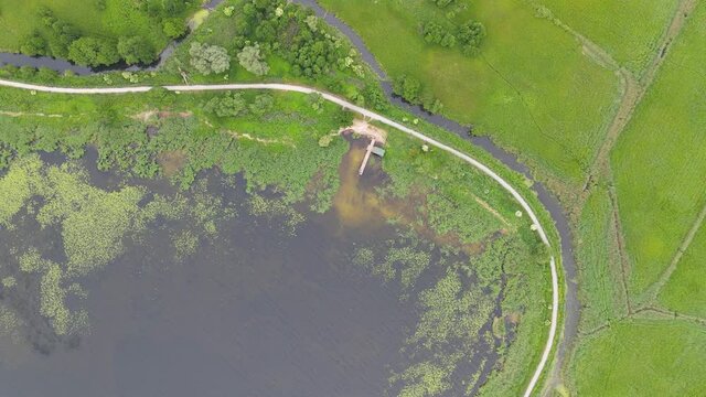 wznoszenie się nad jeziorem, widok na jezioro, trzciny, pomost i pola