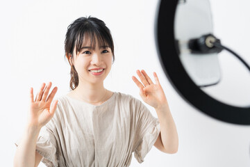 ライブ配信する若い女性