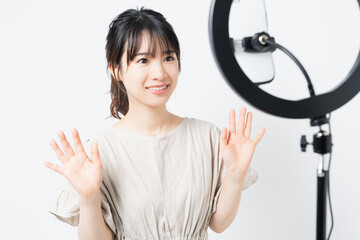 ライブ配信する若い女性