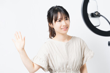 ライブ配信する若い女性