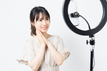 Fototapeta premium ライブ配信する若い女性