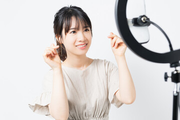 ライブ配信する若い女性