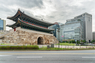 Fototapeta premium Scenic view of the Sungnyemun Gate in Seoul, South Korea