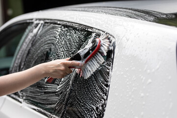 Auto selber mit Bürste und Schaum waschen