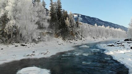 Winterfluss mit Wasserdampf