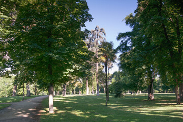 park zieleń drzewa liście niebo hiszpania