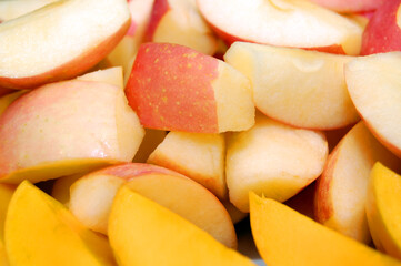 Raw sliced apple and mangoes