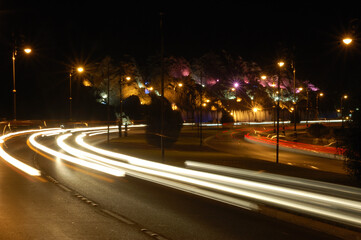 Straßenverkehr bei Nacht mit Kurve