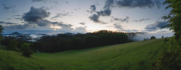 Blick auf ländliche Landschaft in der blauen Stunde