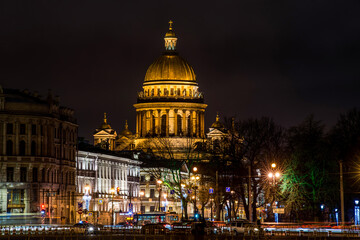 Fototapeta na wymiar night view of the pearl of Saint Petersburg-St. Isaac's Cathedral
