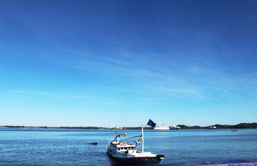 Naklejka premium boats in the sea with blue sky