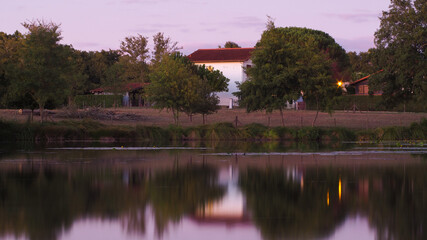 Fototapeta na wymiar Ambiance vespérale sur l'étang de Brocas-les-Forges, lumière très douce et très apaisante 
