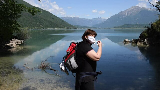 Tourist at the lake gets rid of the mask and Coronavirus with the help of nature
