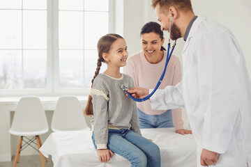 Obraz premium Happy family on a visit to the doctor in the office of a doctor.