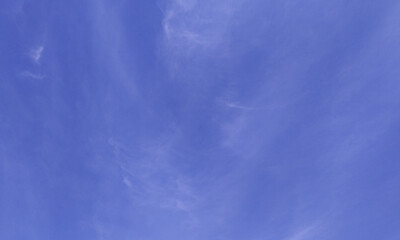 Голубое небо в летний день с рассеянными облаками 