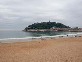Naklejka premium La Concha beach in San Sebastián with people walking in winter, San Sebastián, Gipuzkoa, Spain