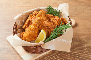 ４つの部位を盛り合わせた骨付きのフライドチキン
