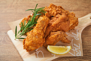 ４つの部位を盛り合わせた骨付きのフライドチキン