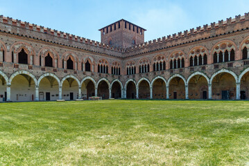 Fototapeta na wymiar Castello di Pavia 2