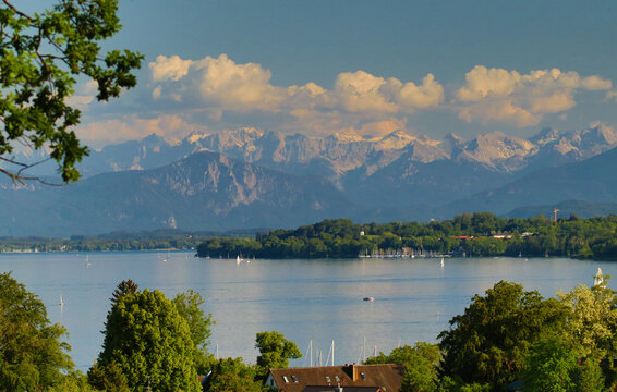 Tutzing, Starnberger See, mit Blick auf Bernried und dem Karwendel Gebirge, Jochberg