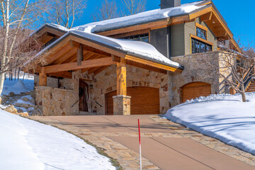 Mountain home in park City Utah with driveway that leads to the garage entrance