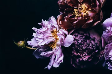 Schöner Pfingstrosenblumenstrauß auf Schwarzem. Blumenhintergrund. Festliches Blumenkonzept