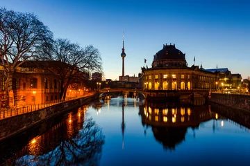 Berliner Sonnenaufgang Stadtansicht mit Fernsehturm und Spree © Rico Oder