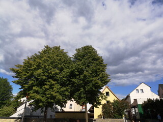 Dichte Wolkendecke bei Sonnenschein über dem Marktplatz von Oerlinghausen am Hermannsweg bei...