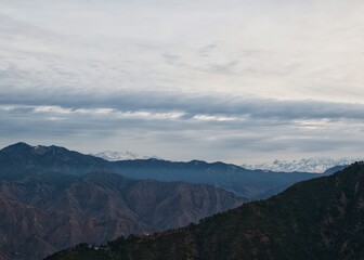 Naklejka premium clouds over the snow-capped mountains
