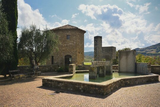 Torrione della citt&agrave; e Fontana-scultura di Franco Assetto.

Frontino, uno dei borghi pi&ugrave; belli d'Italia fu fondato nel 1100 ed &egrave; il comune pi&ugrave; piccolo della provincia di Pesaro e Urbino.
