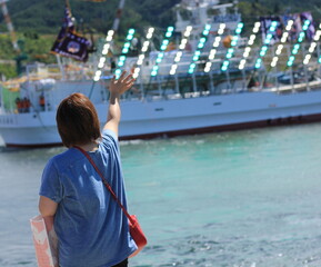 出港。見送り。日本文化。漁船。