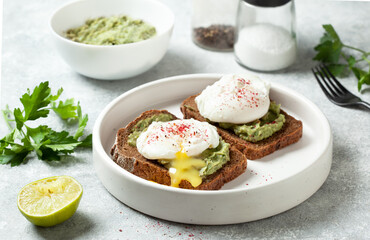 sandwich with avocado and egg