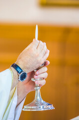 Obraz premium altar with host and chalice with wine in the churches of the pope of rome, francesco