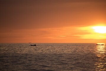 Obraz premium boat in sea with sunset