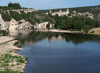 Fototapeta na wymiar Blick von St-Martin d’Ardèche auf Aiguèze