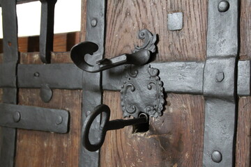 stara brama zamek drzwi drewno kute drzwi klamka