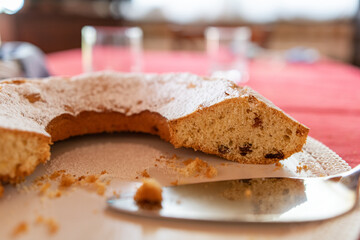Torta al forno, ciambella con zucchero a velo, per messaggi pubblicitari, copertine, magazine, riviste, cucina, ricette, preparazioni, pasticceria, dolci