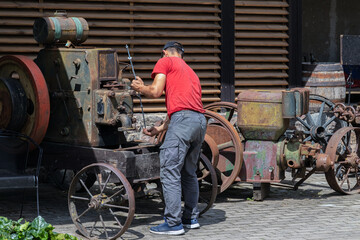 Obraz premium Repairs of old agricultural machinery.