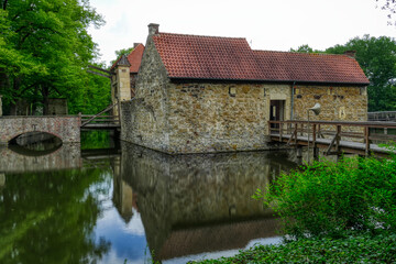 Fototapeta na wymiar Wassergraben und historische Burganlage in Lüdinghausen