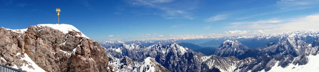 Fototapeta na wymiar Ein Breitbild Panorama von der Zugspitze mit Gipfelkreuz