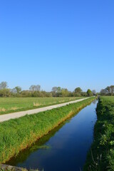 Traditionelle Niederrhein-Landschaft bei Grefrath-Oedt mit Feldern, Wanderweg und Entwässerungskanal