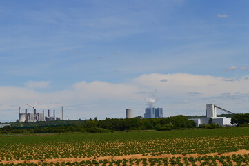 Braunkohle-Kraftwerke am Horizont in der Nähe von Niederaußem am von Dürre geplagten Niederrhein im Sommer 2020 