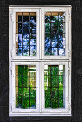 Traditionell weiße Holzfenster