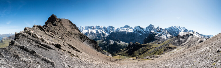 Fototapeta na wymiar Panorama der berner Alpen mit Piz Gloria, Schilthorn auf Eiger, Mönch und Jungfrau, Schweiz, Europa 