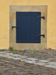 Kleine altertümliche Tür mit Metall Scharnieren und Riegel