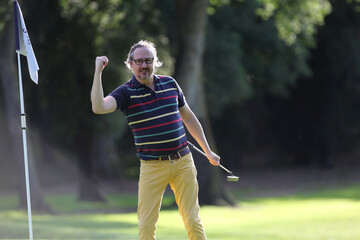 celebrating last putt