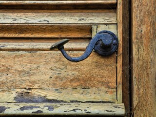 Schwarze Eisen Türklinke auf einer alten Holztür 
