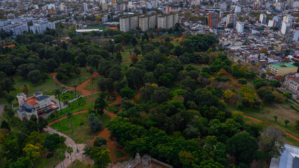 Parque en el centro de la ciudad desde el cielo.